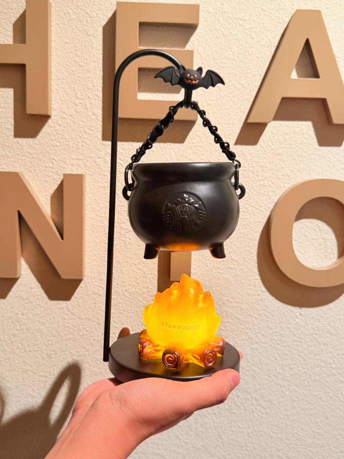 starbucks Halloween 380ml Cauldron-Shaped Color-Changing Mug coming with Scaffold and Flame Display
